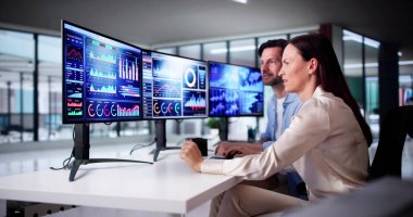 KPI İş Analitik Veri Kontrol Paneli. Analizci Bilgisayar Kullanıyor