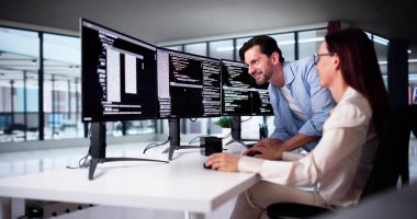 Bilgisayar üzerindeki Web Geliştirici Kodlaması Kodu Geliştirecek