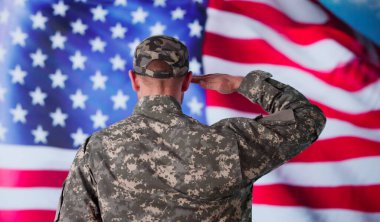 Amerikan Askeri Bayrağı 'nı selamlıyor. Ordu gazisi.