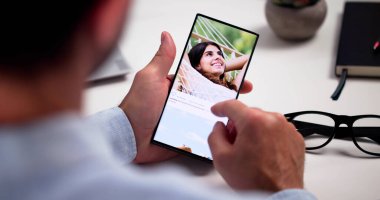 Çevrimiçi Sosyal Telefon Uygulaması. Çalkalanan Adam