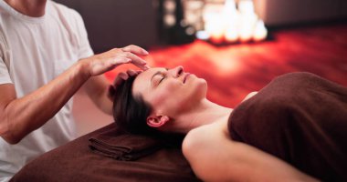 Spa 'da Alnına Masaj Yapan Genç Kadın