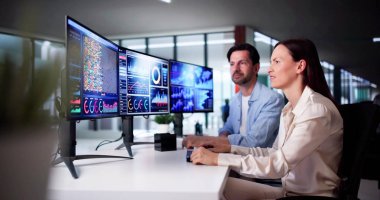 KPI İş Analitik Veri Kontrol Paneli. Analizci Bilgisayar Kullanıyor
