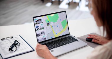 Bilgisayarda Ev Araması Çevrimiçi Emlak Bilgisayarı