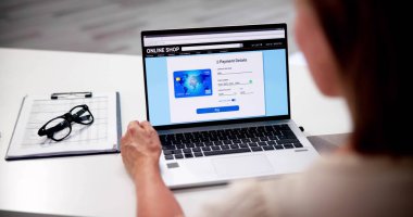 Çevrimiçi Ticaret Web Sitesi Dizüstü bilgisayardan Alışveriş