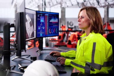 CAD Yazılımlı Sanayi Mühendisi Masaüstü Bilgisayarını Kullanıyor