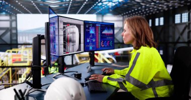 Uçak Tamiri. Teknisyen Uçak Jet Motorunu Güvenlik İçin Kontrol Ediyor