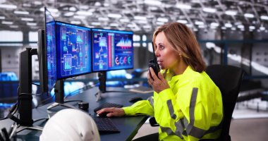 Makine ısıtma boruları kontrol bilgisayarı kullanıyor. İşçi İzleme Tesisi