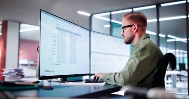 Bilgisayar üzerindeki Web Geliştirici Kodlaması Kodu Geliştirecek