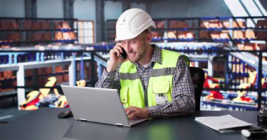 Paket Taşıma Merkezi Personeli Bilgisayarı Kullanıyor