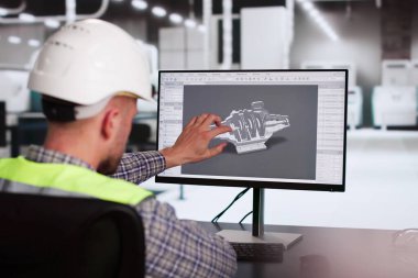 Mühendis fabrikada 3D CAD model tasarımı yapıyor.