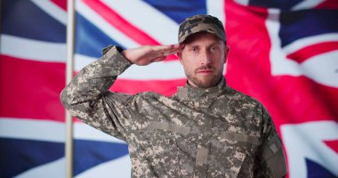 İngiliz Bayrağının Önünde Solider Selamlıyor