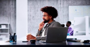 Analist Çalışan Yakın İş Bilgisayarı Düşünüyor