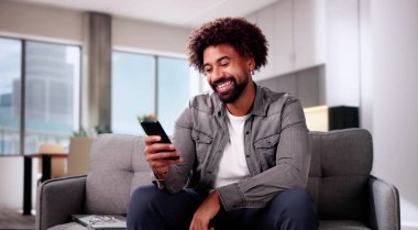 Çevrimiçi Ticaret Mağazasından Afro-Amerikan Eller Alışveriş