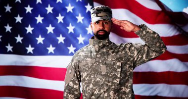 Amerikan Askeri Bayrağı 'nı selamlıyor. Ordu gazisi.