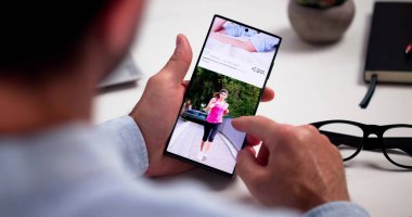 Çevrimiçi Sosyal Telefon Uygulaması. Çalkalanan Adam