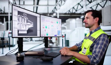 Mühendis fabrikada 3D CAD model tasarımı yapıyor.