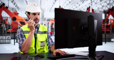 Otomobil Araç Üretim İşçisi Telsiz Kullanıyor