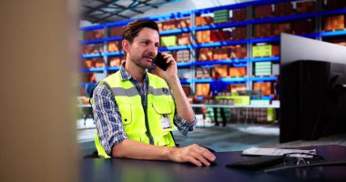 Depo 'daki cep telefonundan arayan adam.