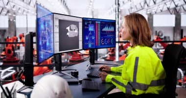 CAD Yazılımlı Sanayi Mühendisi Masaüstü Bilgisayarını Kullanıyor