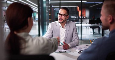 Kanun ve Vergi Danışmanıyla Tokalaşan Çift