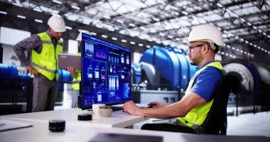 Enerji Santrali Elektrik Üretiminde Çalışan Adam