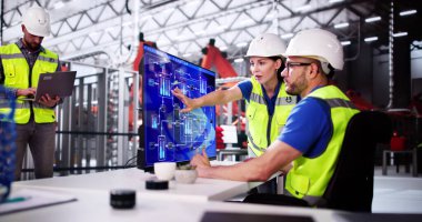 Endüstriyel Santralde SCADA Sistemi kullanan Mühendis Operatörü