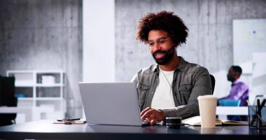 Müşteri hizmetlerini arayın Afrikalı Amerikan Ajanı