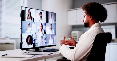 Çevrimiçi Elearn Video Konferansı Teknolojisi Kullanan Tıp Doktoru