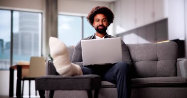 Kırık bacaklı yaralı adam.