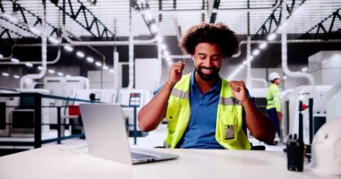 Bitki işçisi iş yerinde müzik dinliyor. Mutlu İşçi