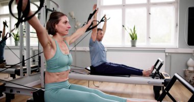 Spor salonunda esneklik eğitimi. Pilates Ekipmanıyla Vücut Çalışması