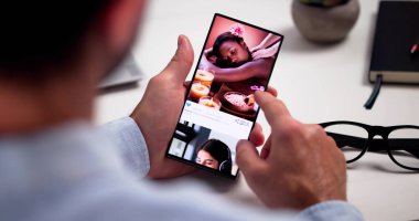 Çevrimiçi Sosyal Telefon Uygulaması. Çalkalanan Adam