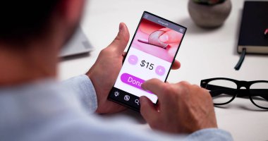 Çevrimiçi Para Bağışı yapan Adam Cep Telefonu Uygulaması