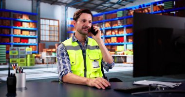 Depo 'daki cep telefonundan arayan adam.