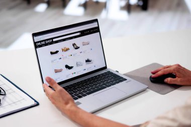 Çevrimiçi Ticaret Web Sitesi Dizüstü bilgisayardan Alışveriş