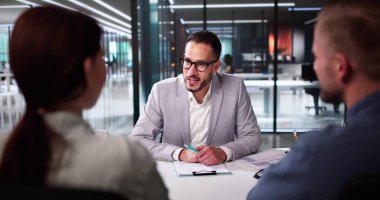 Kanun ve Vergi Danışmanıyla Tokalaşan Çift