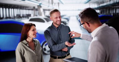 Genç satıcısı anahtar çift için yeni bir araba tarafından verilmesi.