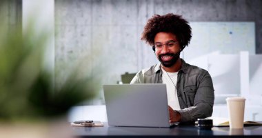 Müşteri hizmetlerini arayın Afrikalı Amerikan Ajanı