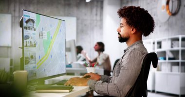 Çevrimiçi emlak listelerini araştırmak için dizüstü bilgisayar kullanan Afrikalı Adam Kara Borsa 'da Olasılıkları İşaretliyor.