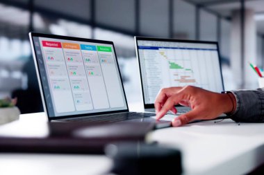 Dizüstü bilgisayardaki Kanban Proje Yönetimi Yazılımı. Dijital Takvim Zamanlaması