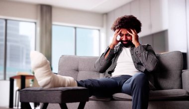 Kırık bacaklı bir adam. Kırık ve alçılı.