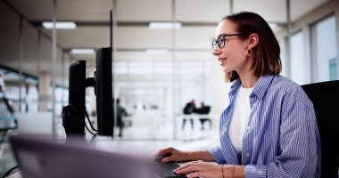 Ofiste Bilgisayar Kullanan İş Kadını