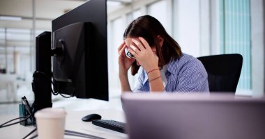 Ofisteki Bilgisayarda Çalışan Stresli Hasta Kadın