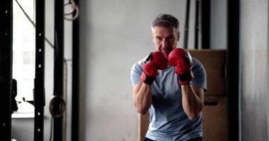 Spor salonundaki Erkek Güç Boksu. Tekme Egzersizi Yapıyor