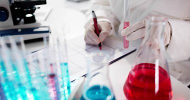 Tıp Laboratuarı Eğitimi. İlaç Araştırma Verileri Yazılıyor