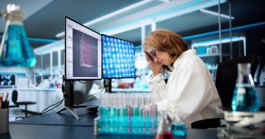 Baş ağrısı ve stresi olan yorgun bilim adamı.