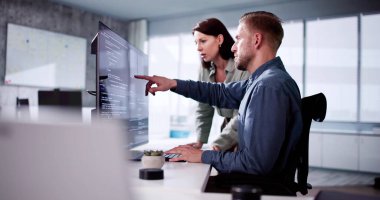 Yazılım Mühendisi Geliştirici Masaüstü Bilgisayarı Kullanıyor. Bilgisayarda Kodlama