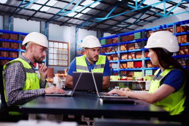 Lojistik Teslimat Merkezi Deposunda Takım Toplantısı