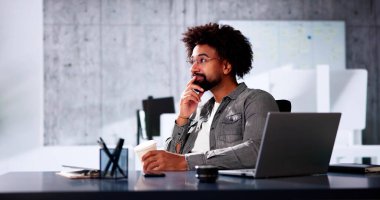 Analist Çalışan Yakın İş Bilgisayarı Düşünüyor