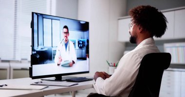 Çevrimiçi Elearn Video Konferansı Teknolojisi Kullanan Tıp Doktoru